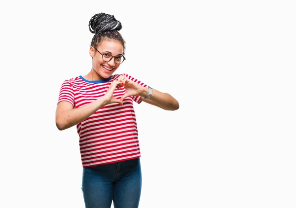 編んだ髪の若いアフリカ系アメリカ人女の子恋ハートマークと手で形を示す笑みを浮かべて分離の背景にメガネを着用します ロマンチックな概念 — ストック写真