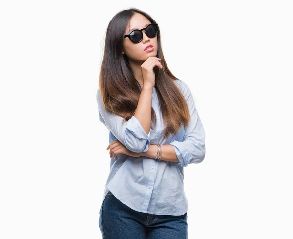 Mujer Asiática Joven Con Gafas Sol Sobre Fondo Aislado Con —  Fotos de Stock