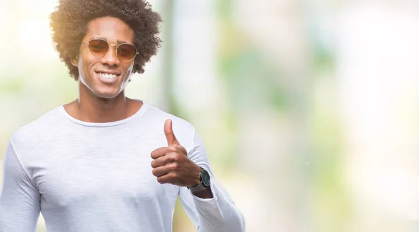 Afro Amerikansk Man Bär Solglasögon Över Isolerade Bakgrund Gör Glad — Stockfoto