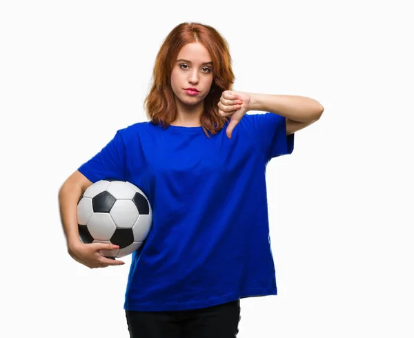 Junge Schöne Frau Über Isoliertem Hintergrund Fußballball Mit Wütendem Gesicht — Stockfoto