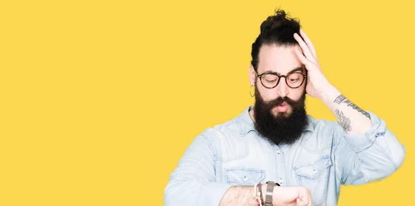 Jonge Hipster Man Met Lange Haren Baard Dragen Brillen Looking — Stockfoto