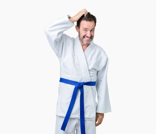 Knappe Middenleeftijd Senior Man Dragen Kimono Uniform Geïsoleerde Achtergrond Verwarren — Stockfoto