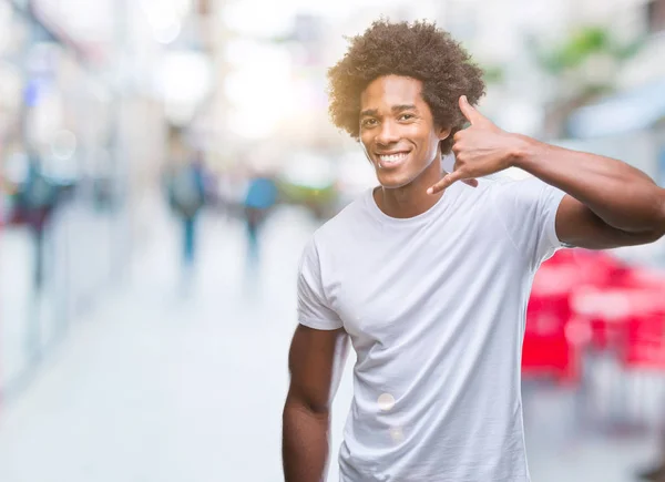 Afroamerikanischer Mann Mit Isoliertem Hintergrund Lächelt Und Macht Telefongesten Mit — Stockfoto