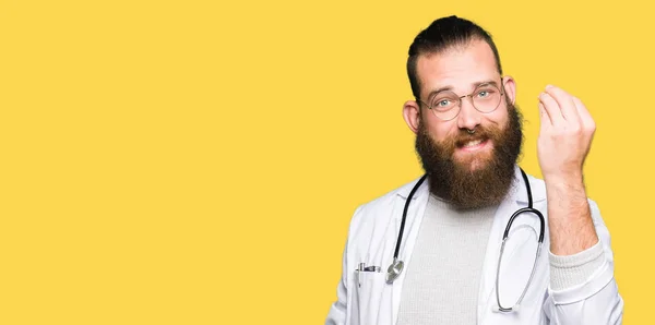 Joven Doctor Rubio Con Barba Usando Abrigo Médico Haciendo Gesto —  Fotos de Stock