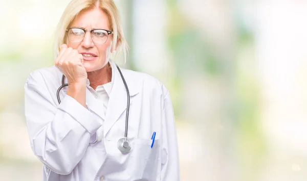 Medioevo Bionda Medico Donna Sfondo Isolato Cercando Stressato Nervoso Con — Foto Stock