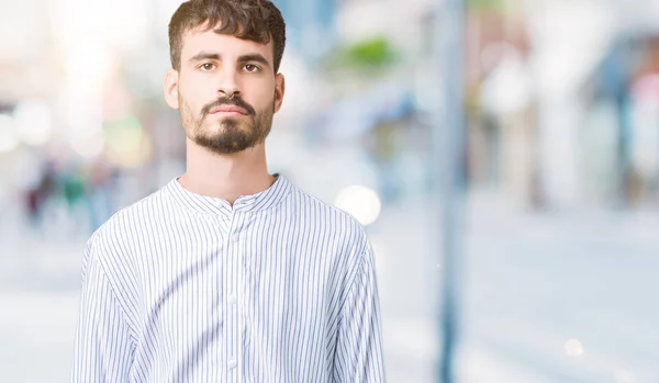 Joven Hombre Negocios Guapo Sobre Fondo Aislado Con Expresión Seria —  Fotos de Stock