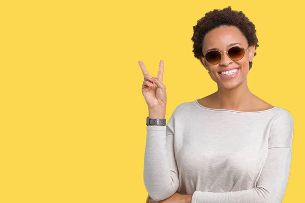 Linda Jovem Afro Americana Usando Óculos Sol Sobre Fundo Isolado — Fotografia de Stock