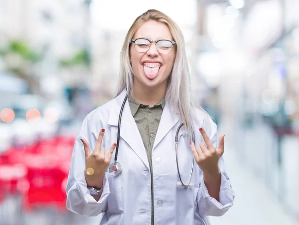 Genç Sarışın Doktor Kadın Deli Ifade Rock Simge Elle Yapıyor — Stok fotoğraf