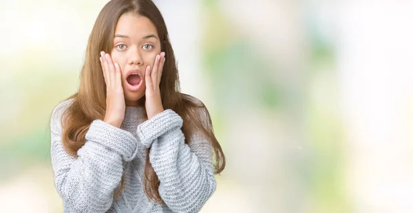 Mladá Krásná Bruneta Žena Nosí Svetr Izolované Pozadí Strach Šokován — Stock fotografie