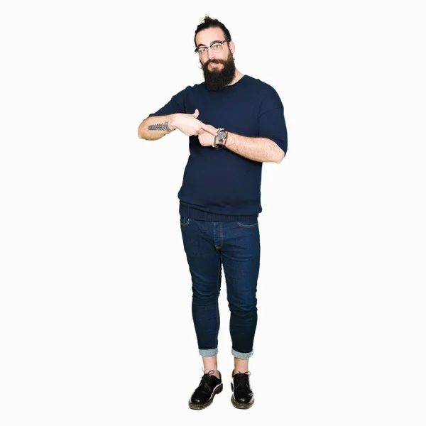 Νέοι Hipster Άνδρα Μακριά Μαλλιά Και Γένια Φορώντας Γυαλιά Βιασύνη — Φωτογραφία Αρχείου