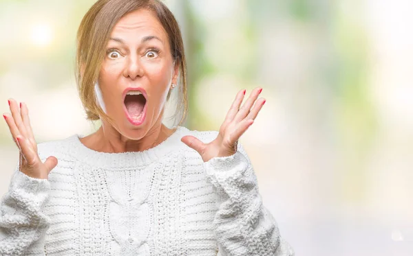 Donna Ispanica Anziana Mezza Età Che Indossa Maglione Invernale Sfondo — Foto Stock