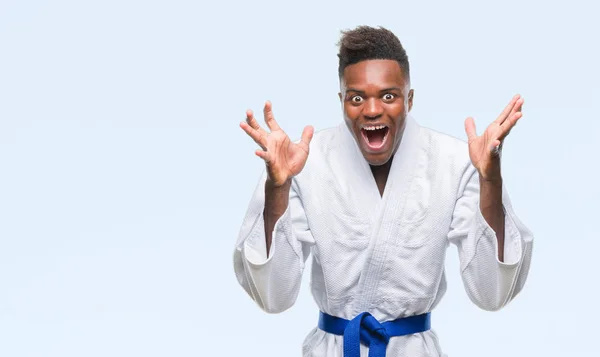 Unga Afroamerikanska Mannen Över Isolerade Bakgrunden Iklädd Kimono Firar Crazy — Stockfoto