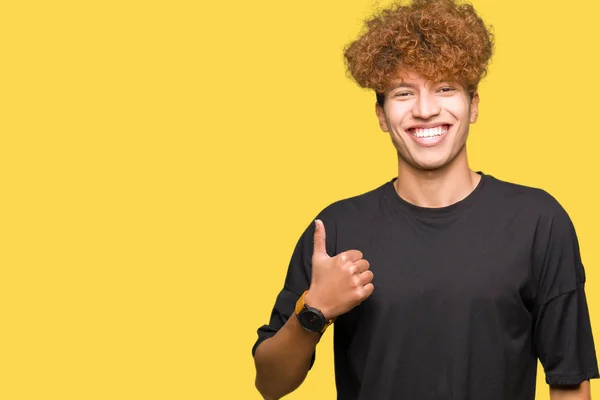 Jonge Knappe Man Met Afro Haar Dragen Zwart Shirt Gelukkig — Stockfoto