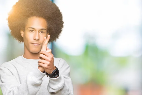 Unga Afroamerikanska Man Med Afro Hår Bär Sportig Sweatshirt Holding — Stockfoto