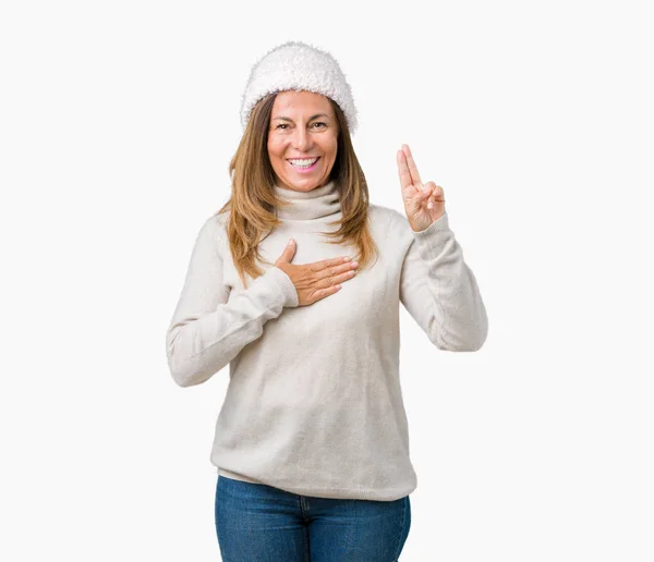 美丽的中年妇女穿着冬季毛衣和帽子在孤立的背景用手在胸部和手指骂人 作出忠诚承诺誓言 — 图库照片