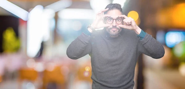 Mladý Pohledný Muž Nosí Brýle Izolované Pozadí Snaží Otevřít Oči — Stock fotografie
