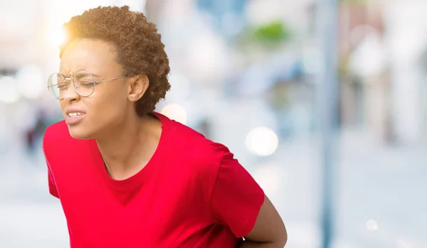 Linda Jovem Afro Americana Usando Óculos Sobre Fundo Isolado Com — Fotografia de Stock