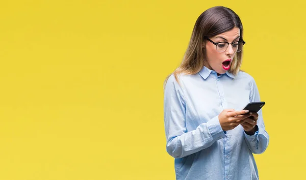 Jovem Bela Mulher Negócios Mensagem Texto Usando Smartphone Sobre Fundo — Fotografia de Stock