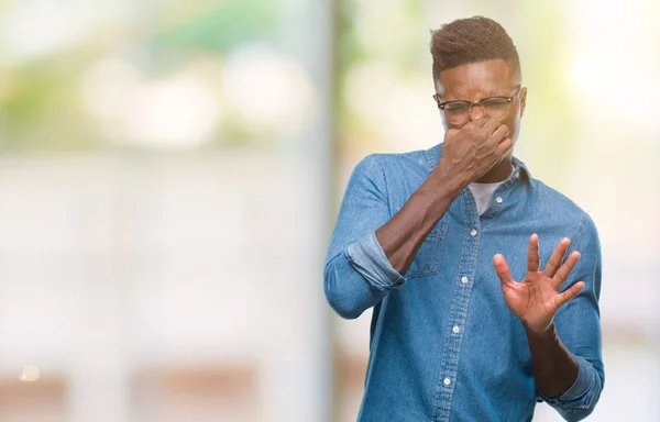 Jonge Afro Amerikaanse Man Geïsoleerde Achtergrond Iets Ruiken Stinkende Walgelijk — Stockfoto