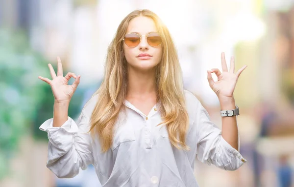 Unga Vackra Blonda Kvinnan Bär Solglasögon Över Isolerade Bakgrund Koppla — Stockfoto