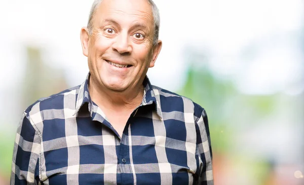 Bonito Homem Sênior Vestindo Camisa Casual Com Sorriso Feliz Legal — Fotografia de Stock