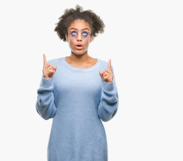 Young Afro American Woman Wearing Glasses Isolated Background Amazed Surprised — Stock Photo, Image