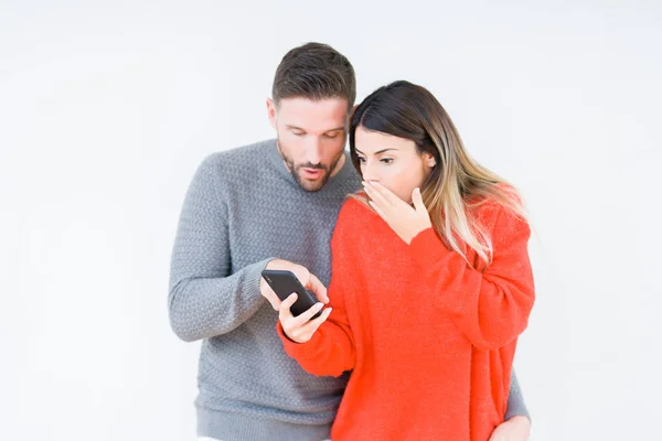 Beautiful Young Couple Love Kissing Hugging Each Other Using Smartphone — Stock Photo, Image