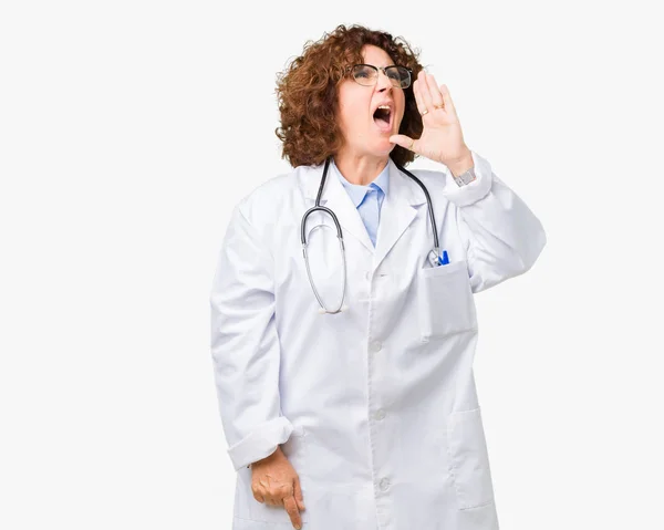 叫ぶと 口の中に手の側に大声で叫んで分離の背景上中間エイガー先輩医師女性 通信の概念 — ストック写真