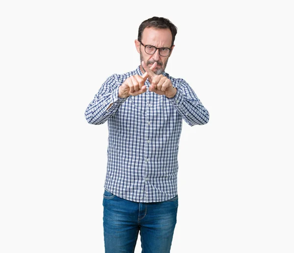 負の符号をやって分離背景除去式交差指上眼鏡ハンサムな中年エレガントな年配の男性 — ストック写真