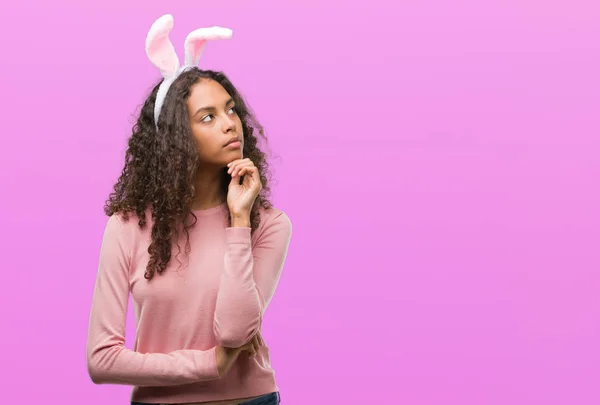 Junge Hispanische Frau Trägt Osterhasenohren Ernstes Gesicht Über Frage Nachdenkend — Stockfoto