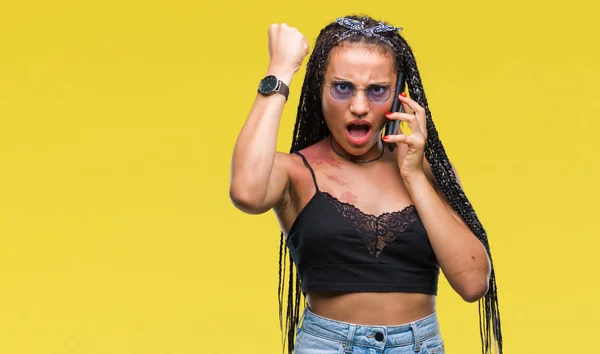 Joven Cabello Trenzado Afroamericano Con Marca Nacimiento Hablando Teléfono Inteligente —  Fotos de Stock