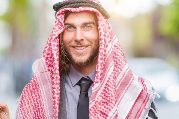 Młody Przystojny Mężczyzna Arabian Długimi Włosami Białym Tle Wielkim Uśmiechem — Zdjęcie stockowe
