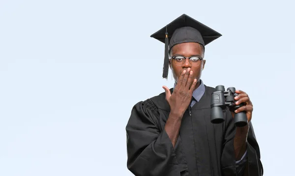 Νέοι Αποφοίτησε Αφρικανική Αμερικανική Άνθρωπος Που Αναζητούν Εργασία Χρησιμοποιώντας Κιάλια — Φωτογραφία Αρχείου