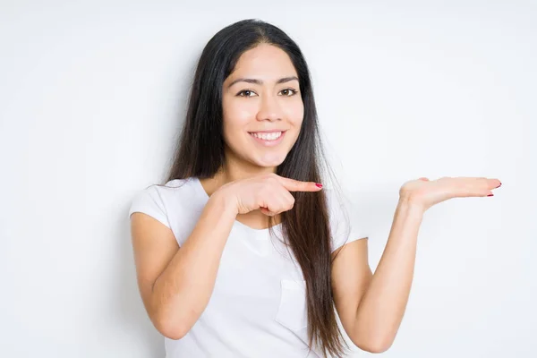 Mooie Brunette Vrouw Geïsoleerde Achtergrond Verbaasd Lachend Naar Camera Tijdens — Stockfoto