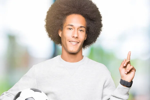 Молодий Афроамериканець Людиною Афро Волосся Проведення Футбол Футбольний Дуже Щасливі — стокове фото