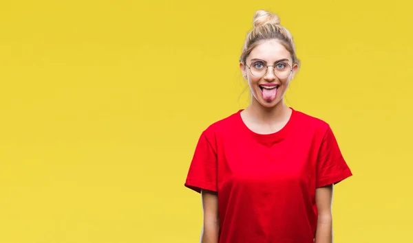 Kırmızı Shirt Gözlük Dilini Izole Arka Plan Üzerinde Giyen Genç — Stok fotoğraf