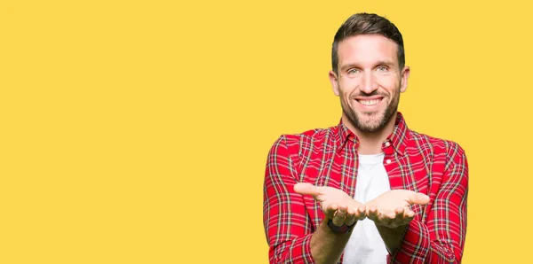 Bonito Homem Vestindo Camisa Casual Sorrindo Com Mãos Palmas Juntas — Fotografia de Stock