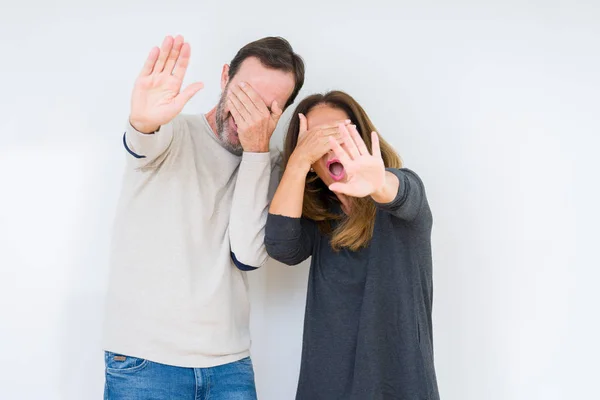 Vackra Medelålders Par Kärlek Över Isolerade Bakgrund Som Täcker Ögon — Stockfoto