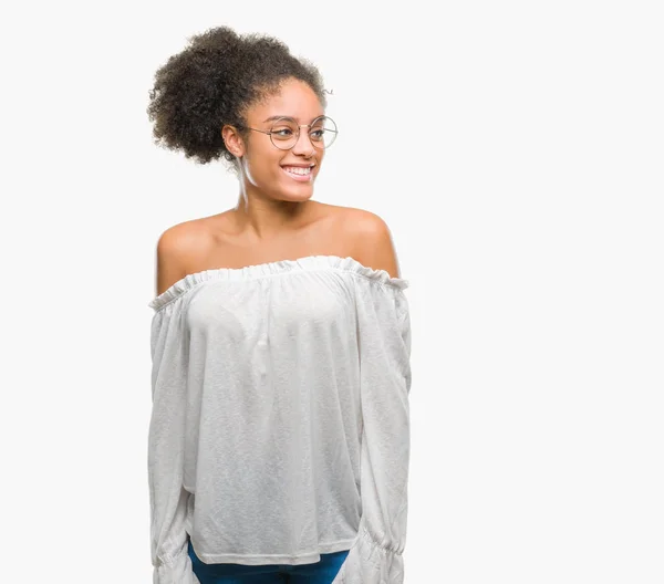 Jonge Afro Amerikaanse Vrouw Bril Geïsoleerde Achtergrond Zoek Weg Aan — Stockfoto