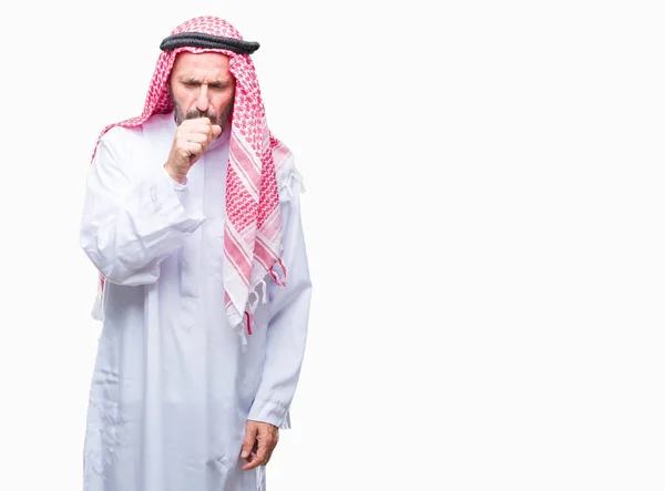 Hombre Árabe Mayor Usando Keffiyeh Sobre Fondo Aislado Sintiéndose Mal —  Fotos de Stock