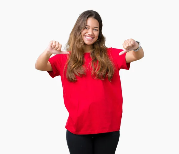 Jovem Bela Mulher Morena Vestindo Camiseta Vermelha Sobre Fundo Isolado — Fotografia de Stock