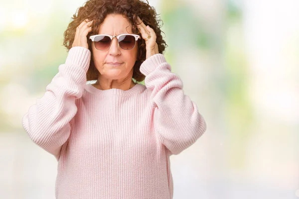 Mooie Midden Ager Senior Vrouw Roze Trui Zonnebril Dragen Geïsoleerd — Stockfoto