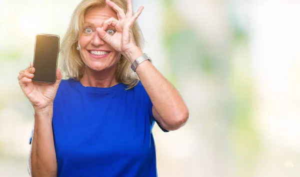 Blonde Frau Mittleren Alters Zeigt Leeren Bildschirm Des Smartphones Über — Stockfoto