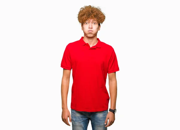 Stilig Ung Man Med Afro Hår Iklädd Röd Shirt Tuffande — Stockfoto