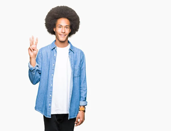 非洲青年美国男子与非洲头发显示和指向与手指第三 同时微笑着自信和快乐 — 图库照片