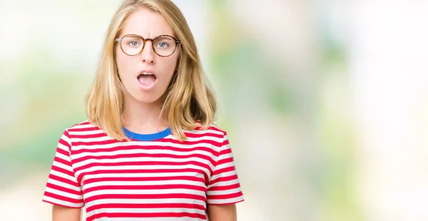 Bella Giovane Donna Che Indossa Occhiali Sfondo Isolato Faccia Shock — Foto Stock