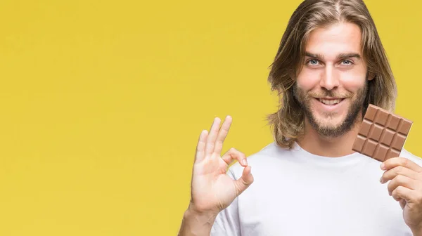 Jeune Homme Beau Aux Cheveux Longs Mangeant Des Barres Chocolat — Photo