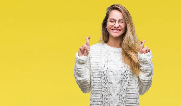 Ung Vacker Blond Kvinna Iförd Vinter Tröja Och Solglasögon Över — Stockfoto