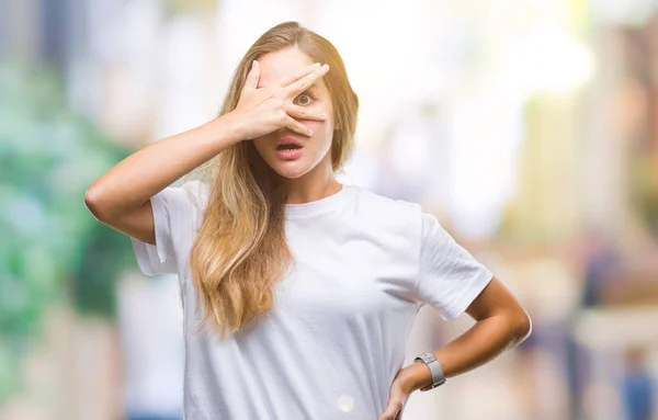 Jovem Bela Mulher Loira Vestindo Camiseta Branca Casual Sobre Fundo — Fotografia de Stock