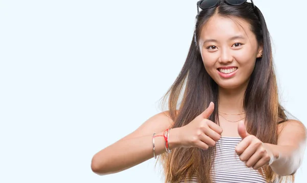 Jonge Aziatische Vrouw Dragen Van Een Zonnebril Geïsoleerde Achtergrond Goed — Stockfoto